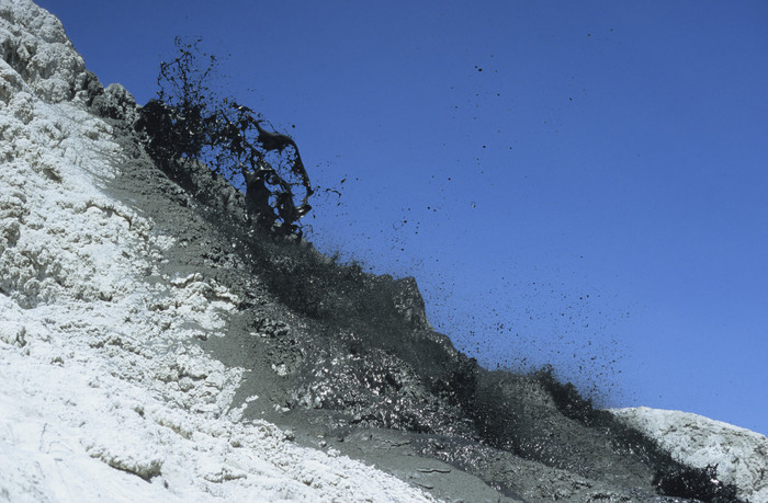 火山熔岩泥摄影插图