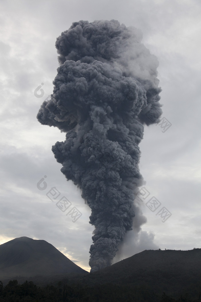 火山口喷发烟雾插图