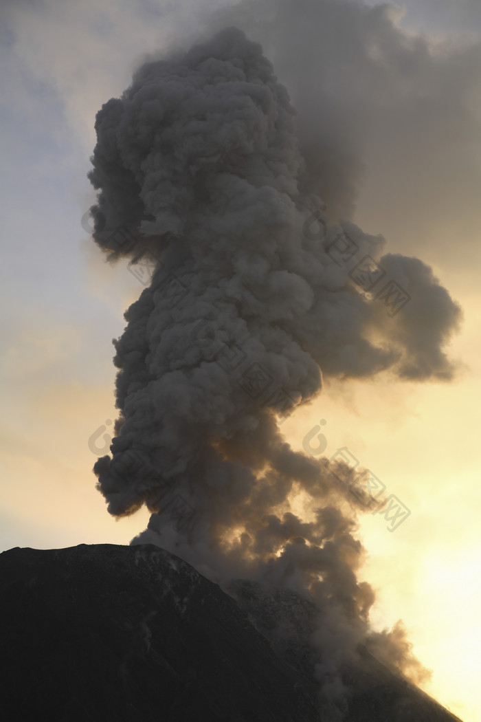 火山爆发烟雾黄昏摄影插图