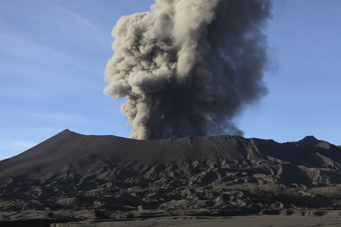 火山浓烟风景摄影图