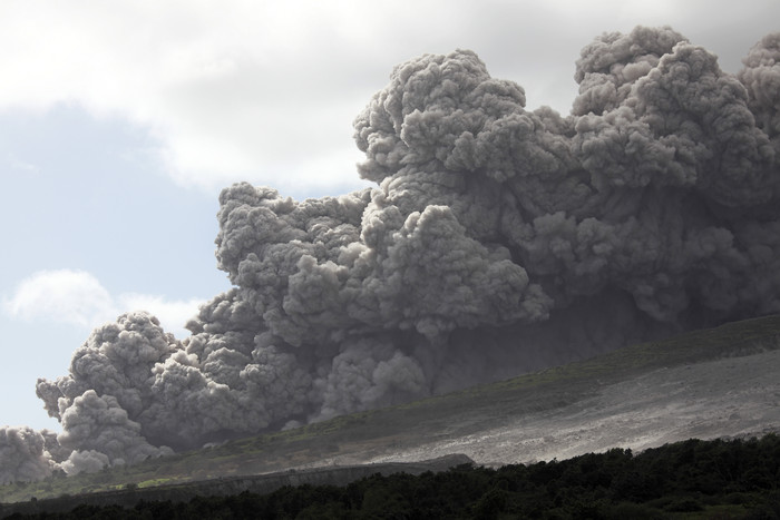 火山喷发烟尘摄影图