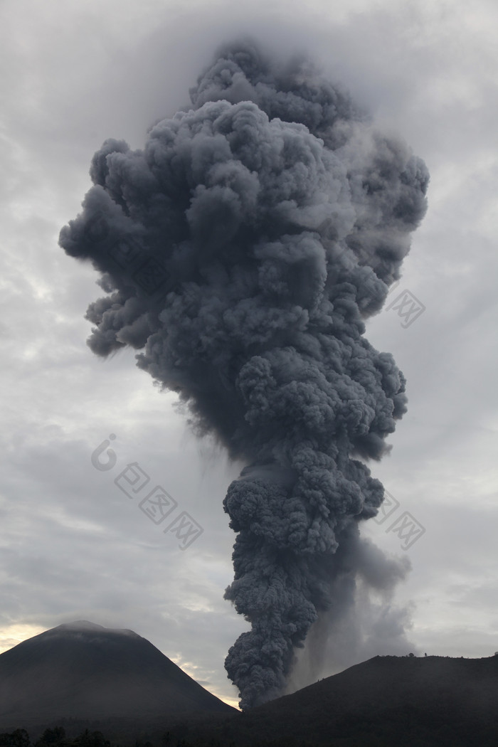 火山喷发烟雾摄影插图