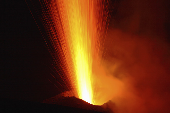 火山迸发熔浆摄影风景插图