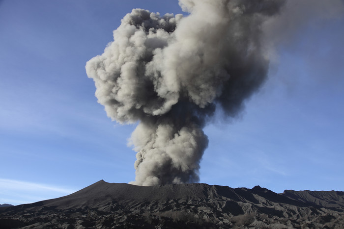 火山烟柱摄影插图