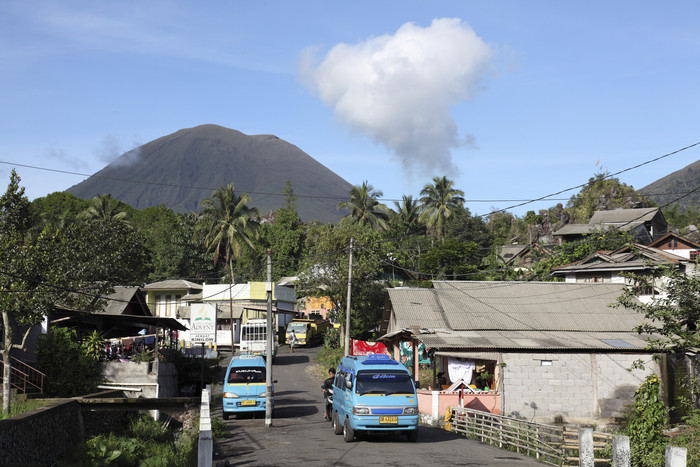 火山附近村落风景插图