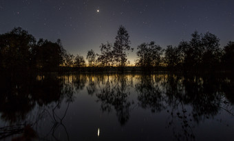 湖边星空<strong>夜景</strong>摄影插图