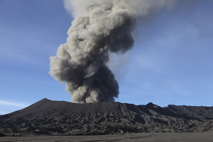 火山爆发浓烟摄影插图