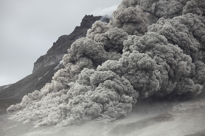 火山喷发浓烟摄影插图