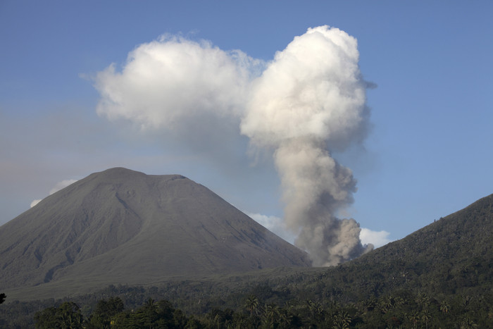 火山烟雾风景插图