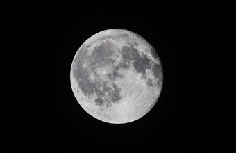 美丽的满月摄影图