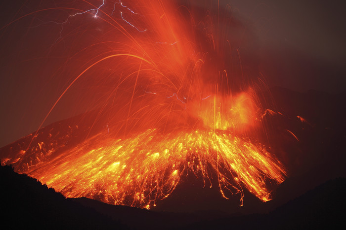 火山熔浆爆发摄影插图