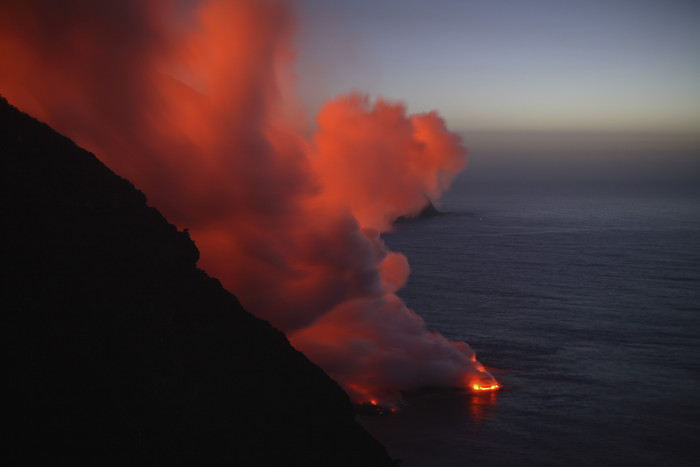 火山爆发岩浆黄昏风景摄影插图