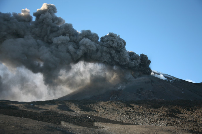 火山山脉烟雾插图