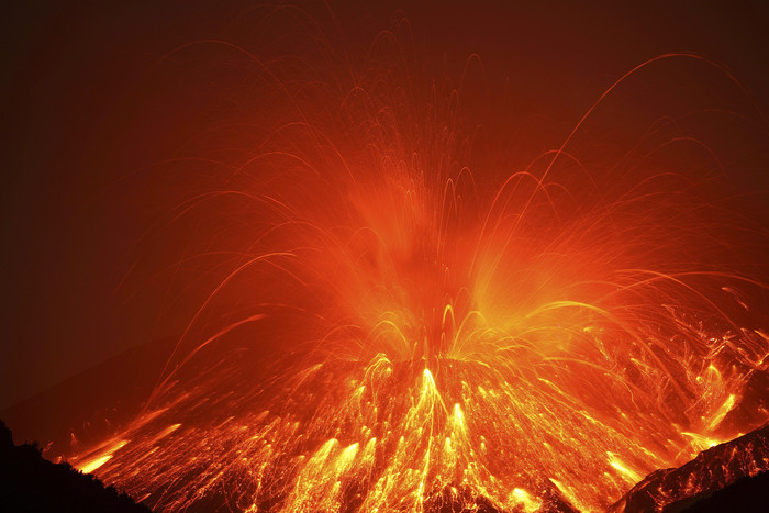火山岩浆爆发摄影插图