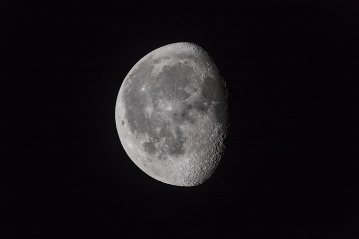 半个月亮美丽的天体摄影图
