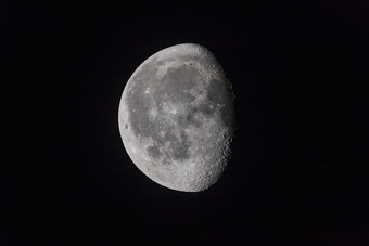 半个月亮美丽的天体<strong>摄影图</strong>