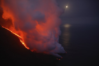 <strong>火山</strong>爆发岩浆夜景<strong>风景</strong>插图