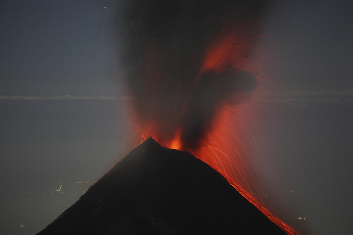 火山喷发熔浆碎屑摄影图