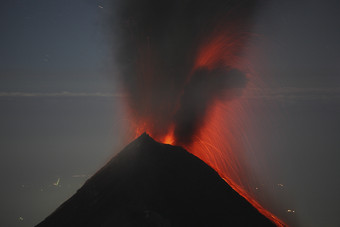 <strong>火山</strong>喷发熔浆碎屑摄影图