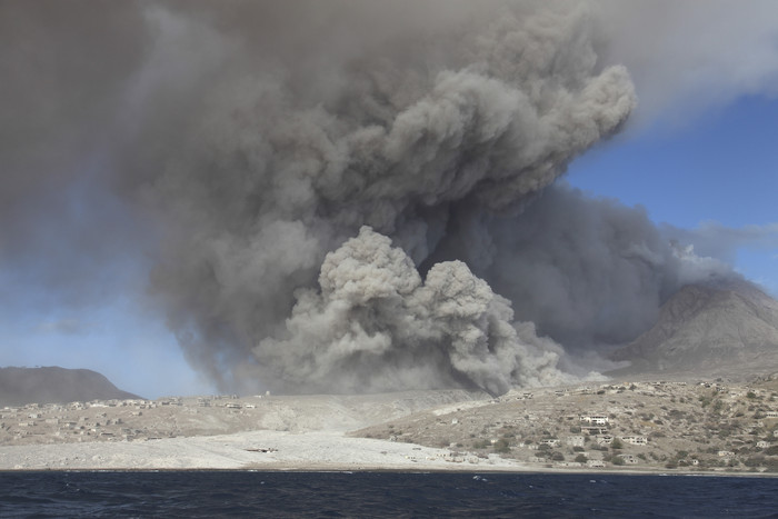 火山喷发烟雾风景摄影图