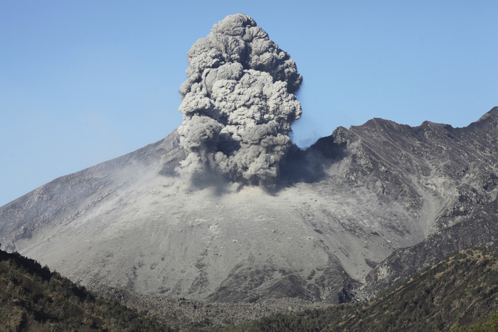 火山烟柱风景插图