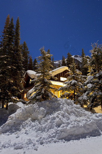 蓝色天空下的一间雪景木屋