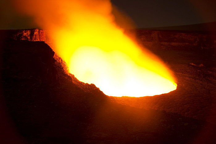 火山口爆发熔岩插图