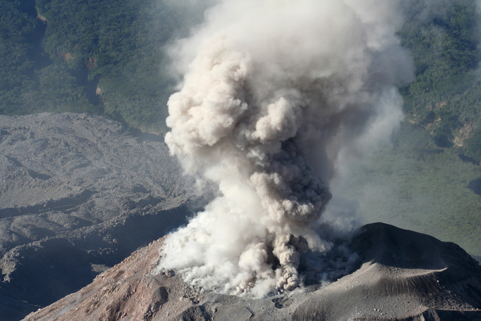 火山山峰喷发烟雾插图