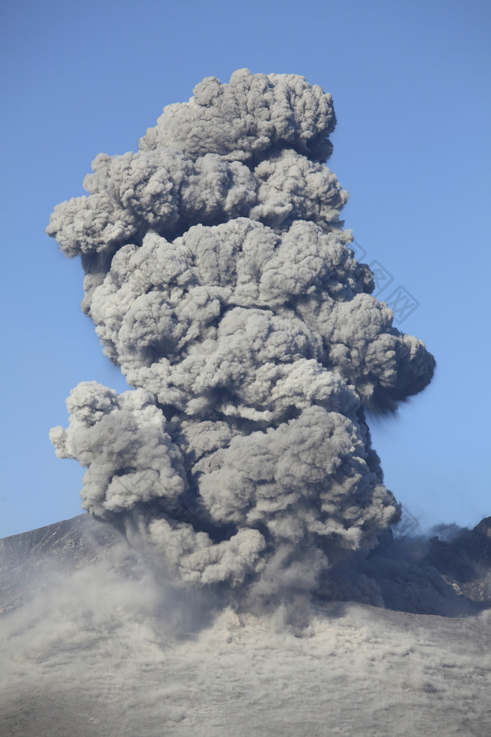 火山烟尘爆发插图
