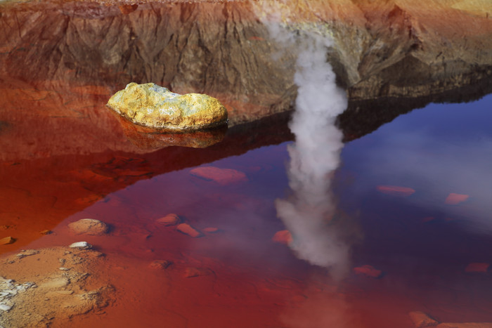 火山矿物湖泊摄影插图