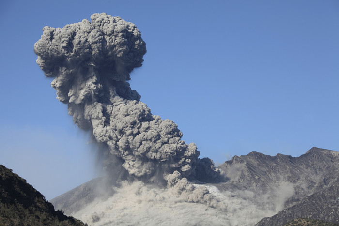 摄影火山爆发风景插图