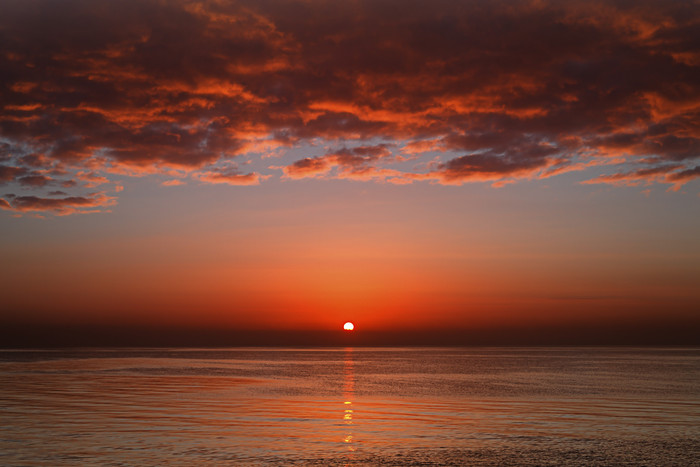 海岸日落云层摄影插图