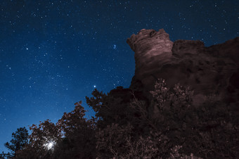 悬崖星空风景插图