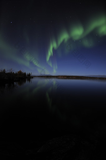 极地湖泊夜景插图