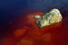 火山湖泊石头摄影插图
