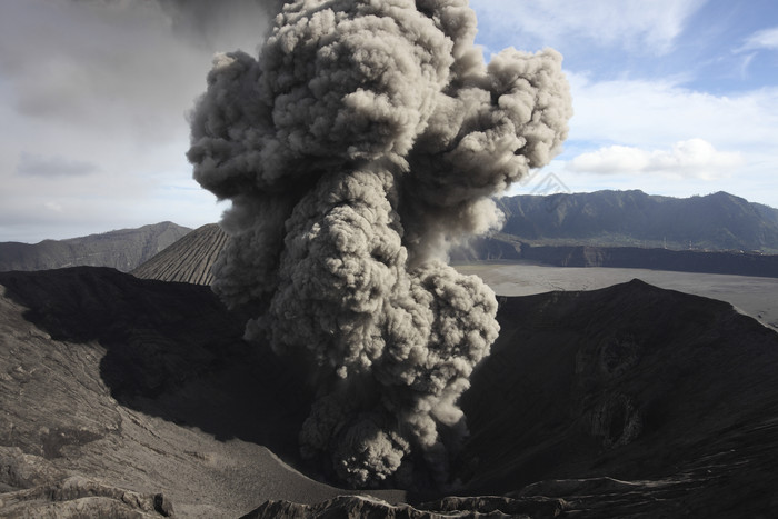 火山浓烟摄影插图