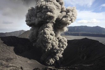 火山浓烟摄影插图
