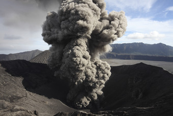 <strong>火山</strong>浓烟摄影插图