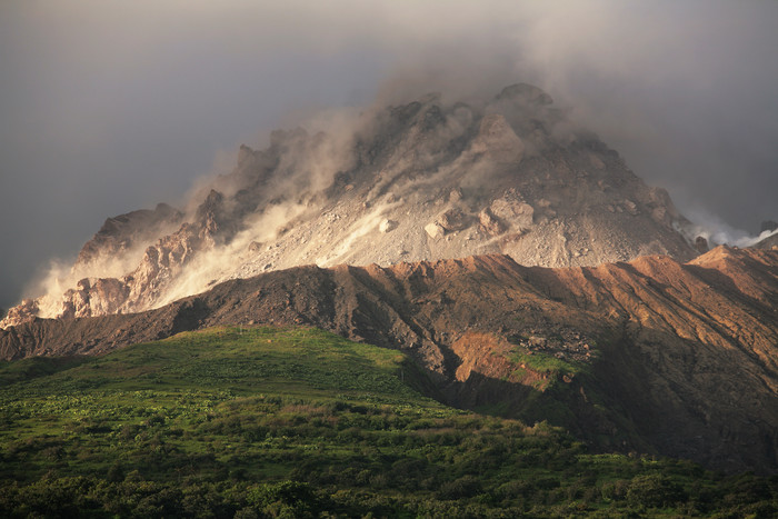 圆顶火山摄影插图