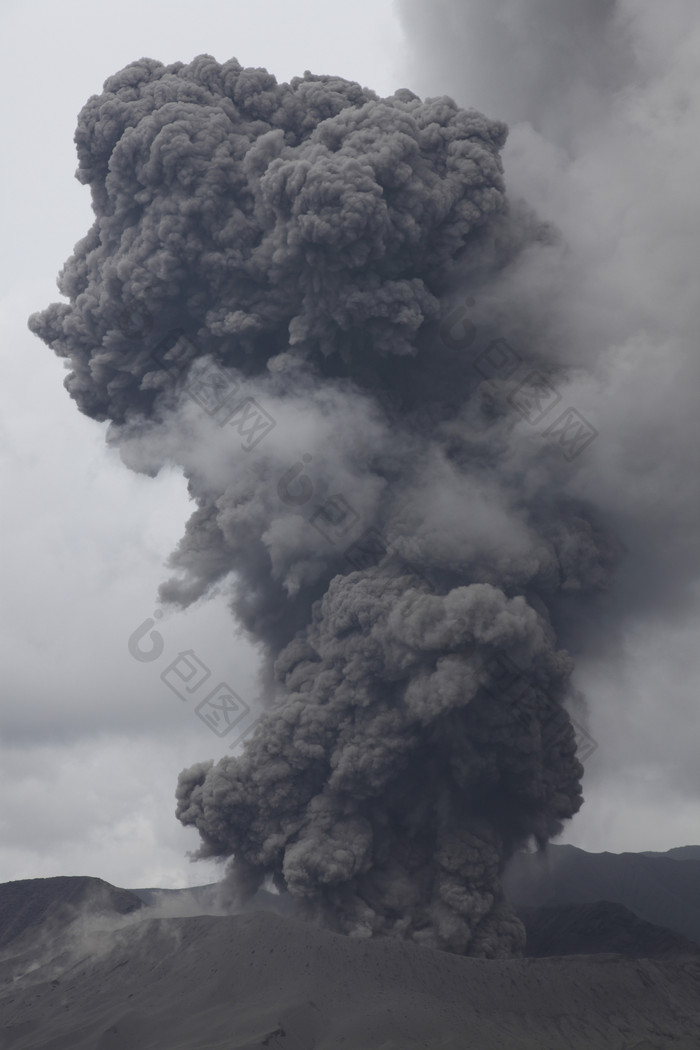 火山山丘爆发摄影插图