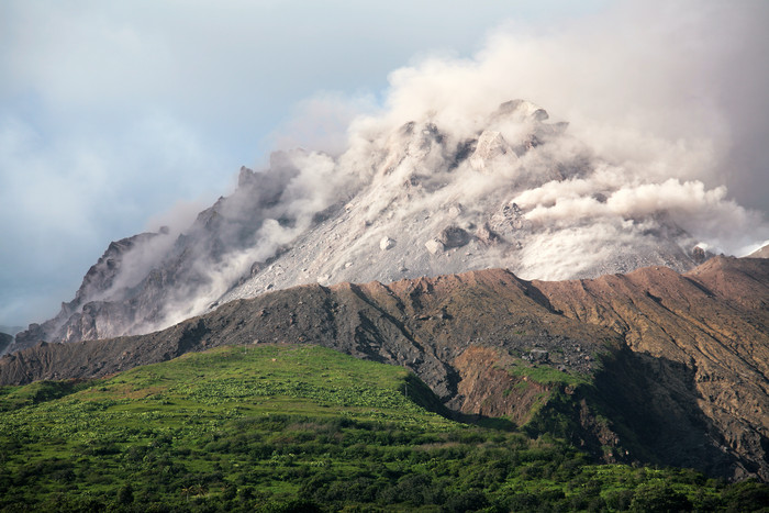 活跃的火山风景摄影插图