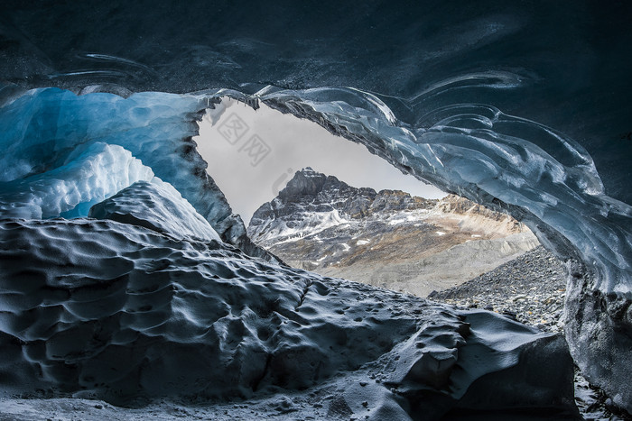 雪山山洞风景插图