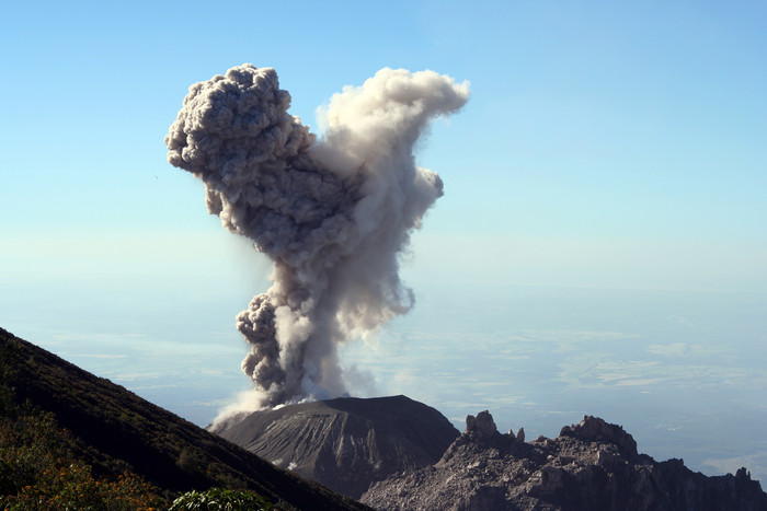 火山山岳喷发烟雾摄影图