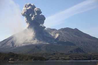 火山喷发爆发风景插图