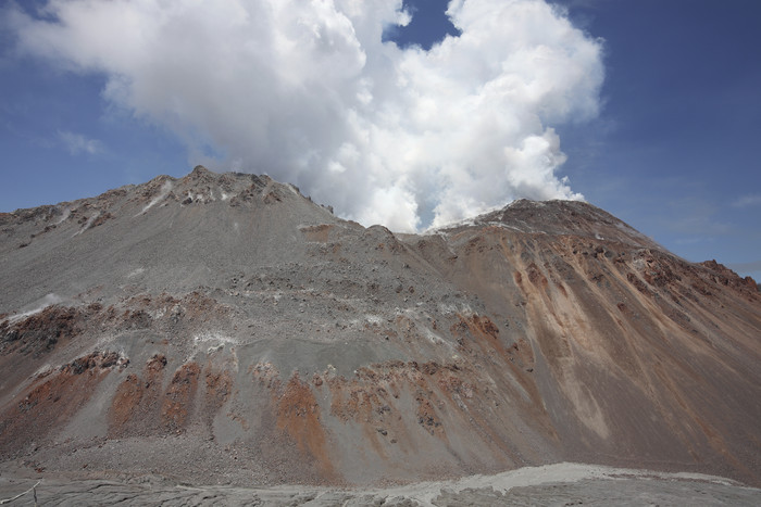 火山山峰喷发烟雾摄影插图