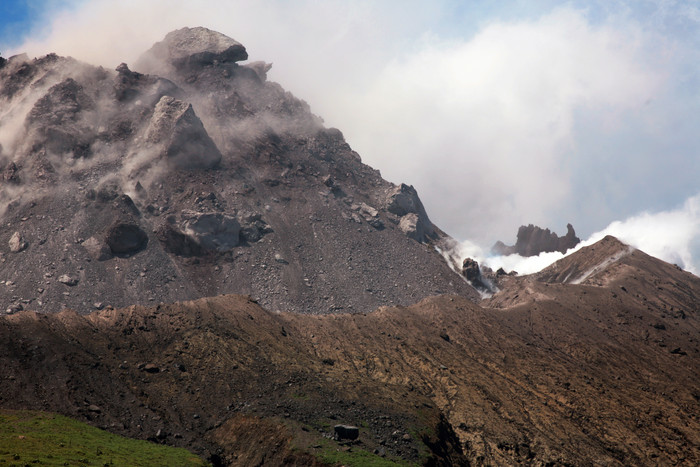 活跃火山雾气摄影插图