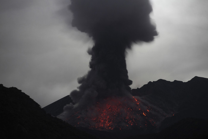 活跃火山风景插图