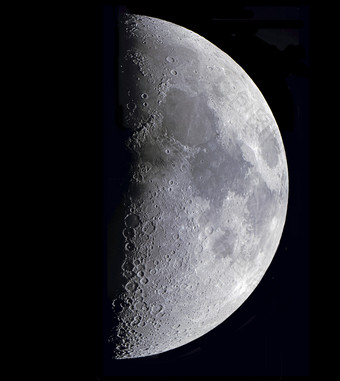 掩盖在黑暗夜空中的一半月亮图片