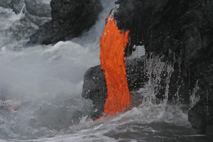 火山红色岩浆摄影插图
