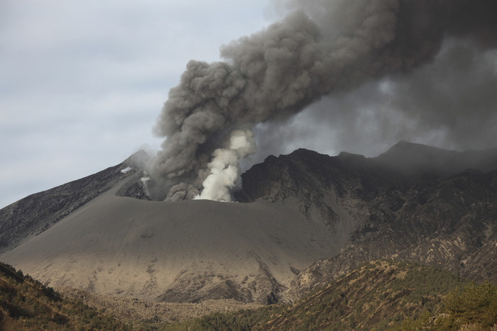 火山喷发风景插图